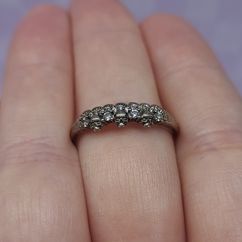 Vintage-Inspired Silver Tone Skull Detail Ring - Fragrant Jewels Size 8 - Picture 2 of 3